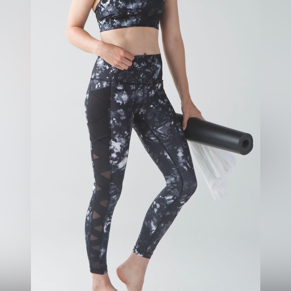 Lululemon Rise and Flow Pant (Full-On Luxtreme)
Dusk Dye White Black size 8